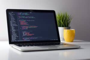 laptop con codigo